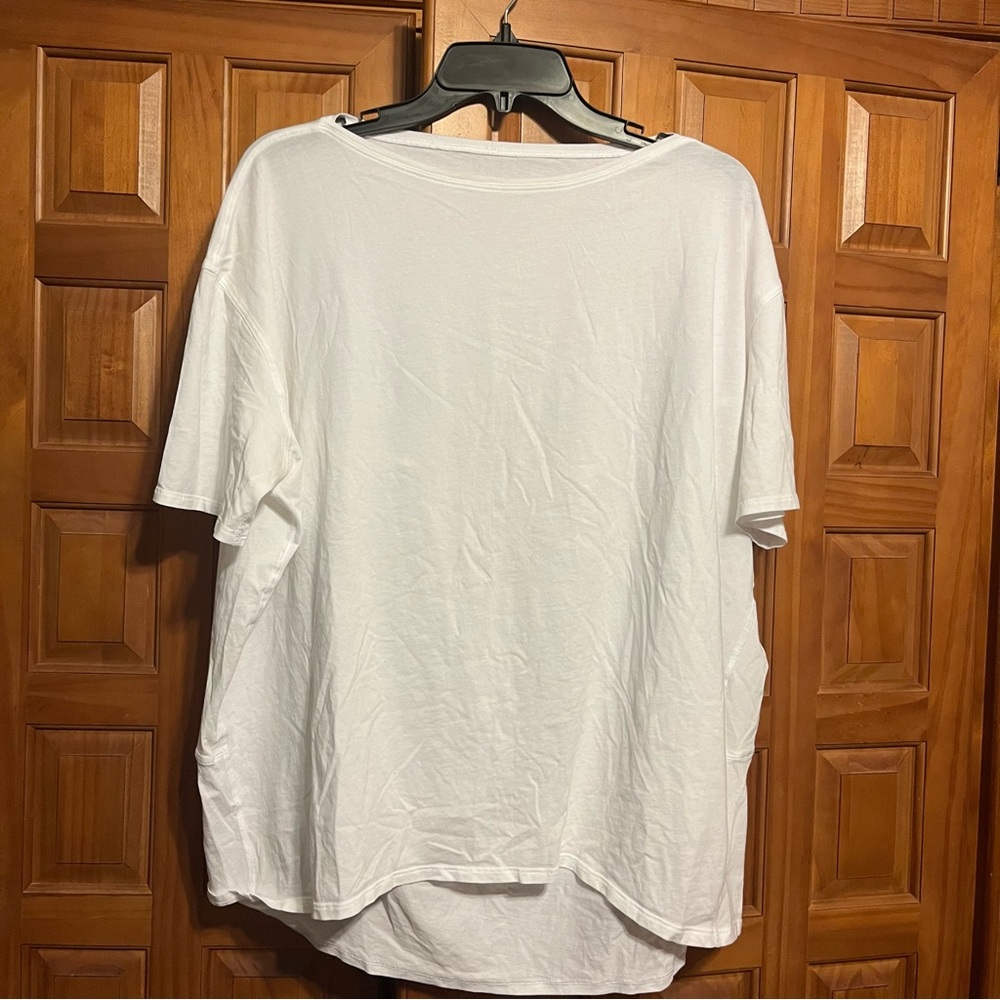 Lululemon Women’s White T-Shirt !